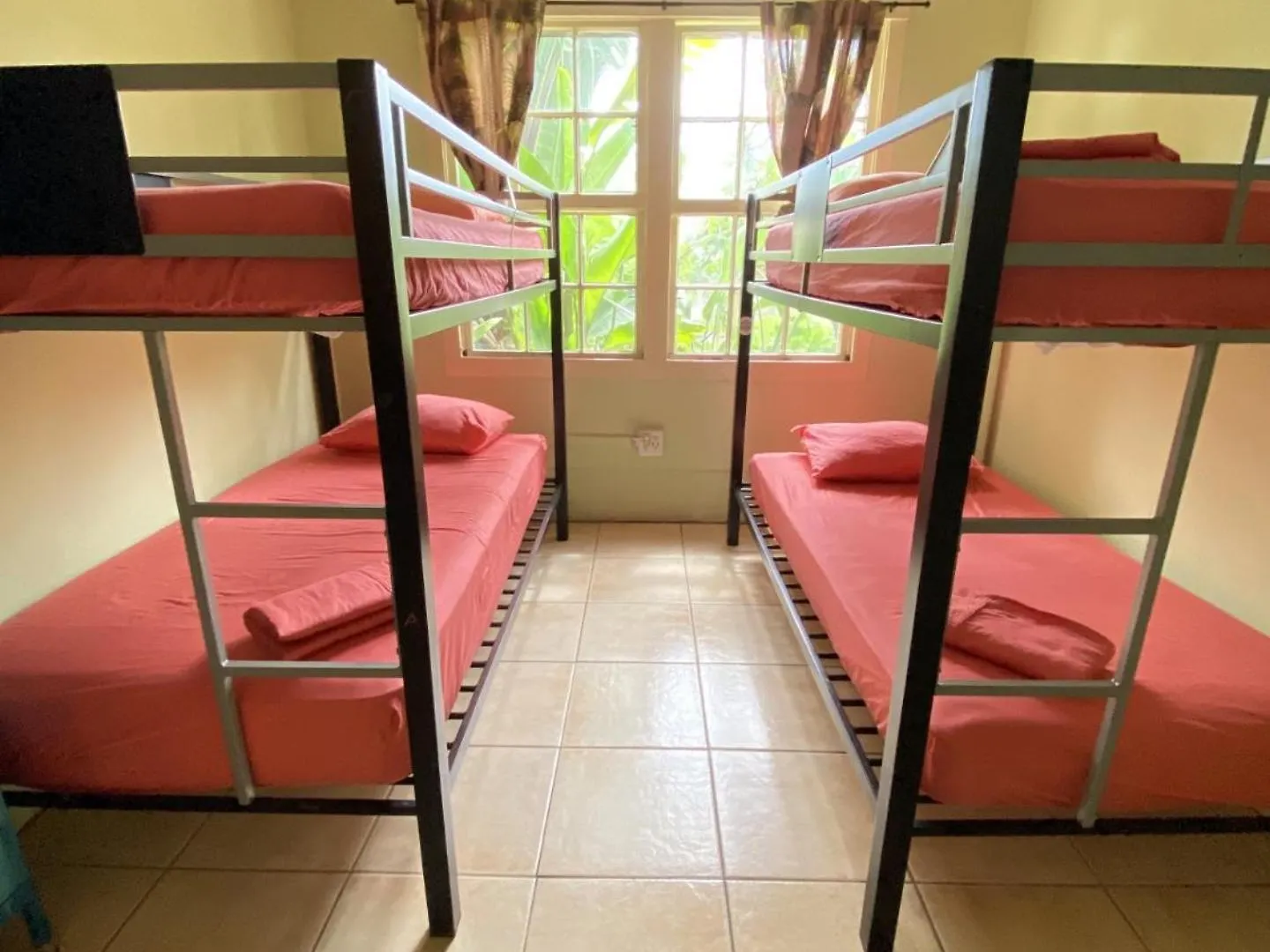 Banana Bungalow Maui Hostel Wailuku